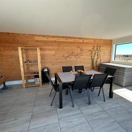 Naia Roy Apartment Serignan